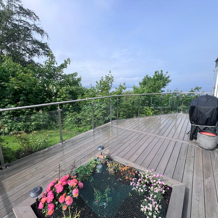 Glassrekkverk i syrefast stål