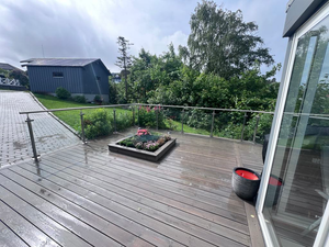 Glassrekkverk i syrefast stål