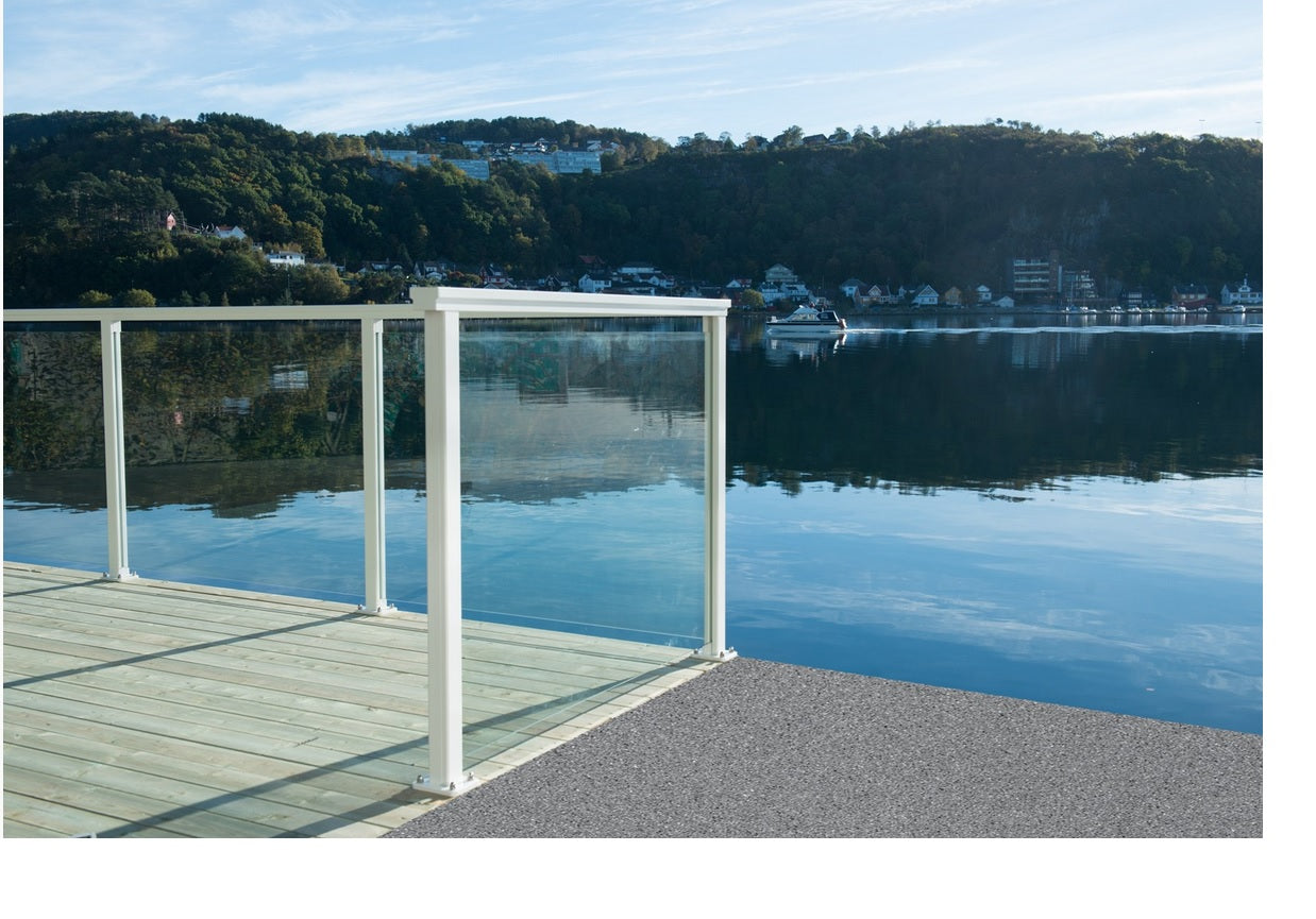 Glassrekkverk med aluminium stolper og håndløper